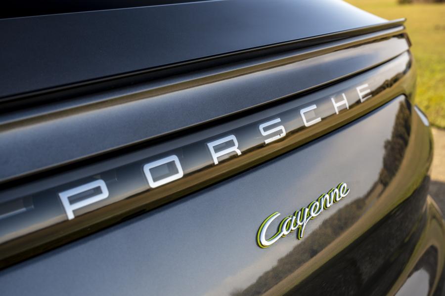 Логотип Porsche Cayenne E-Hybrid Coupe 2019 года  (UK) (фото 16 из 33)